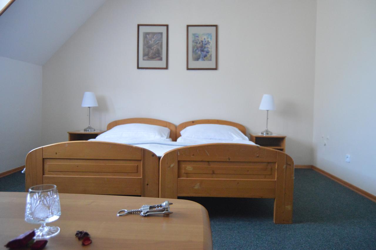 Motel Gombas Luaran gambar
