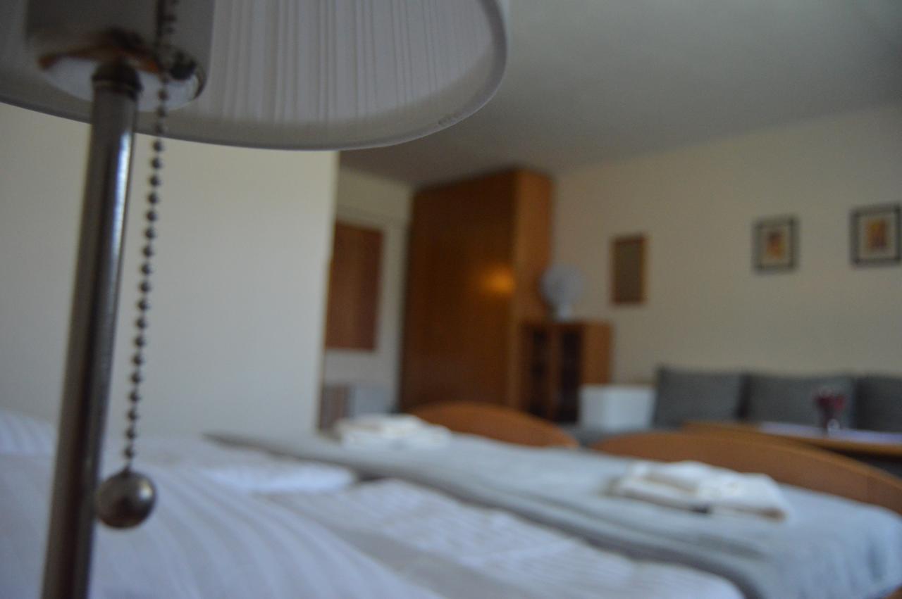 Motel Gombas Luaran gambar