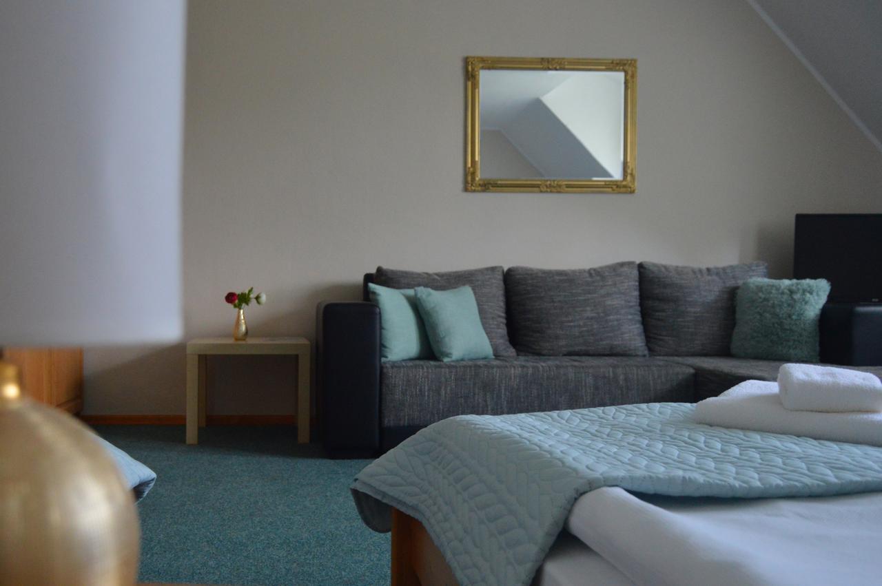 Motel Gombas Luaran gambar
