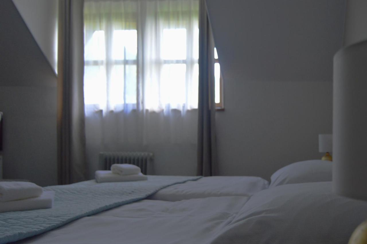 Motel Gombas Luaran gambar