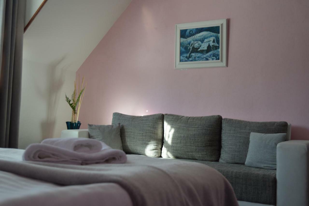 Motel Gombas Luaran gambar